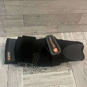 Shock doctor 872 knee brace with dual hinge